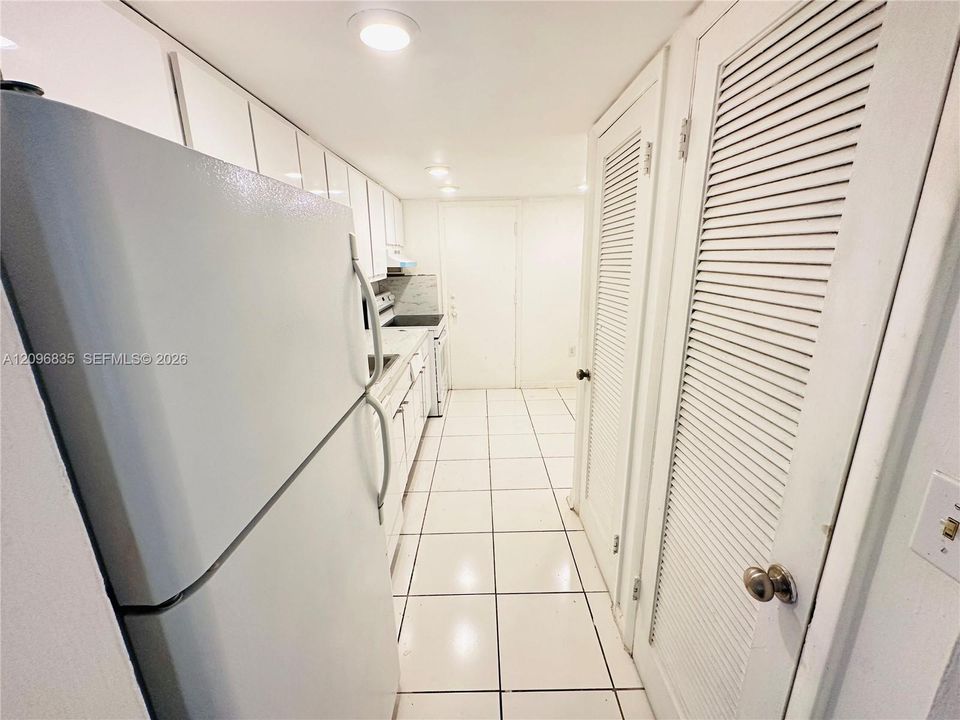 For Sale: $330,000 (1 beds, 1 baths, 883 Square Feet)