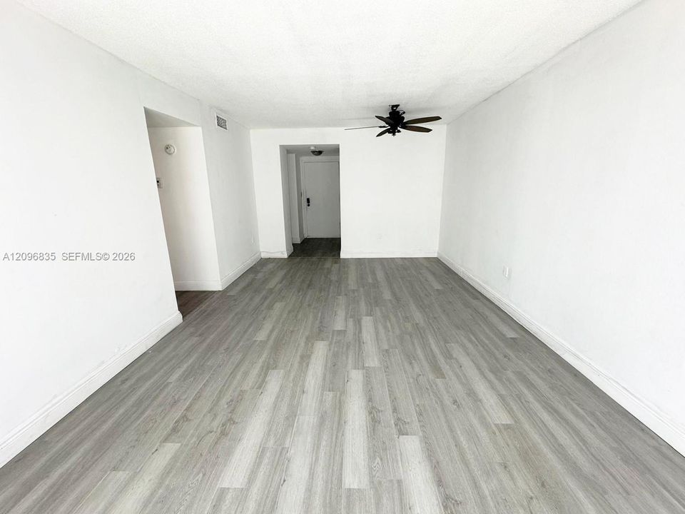 For Sale: $330,000 (1 beds, 1 baths, 883 Square Feet)