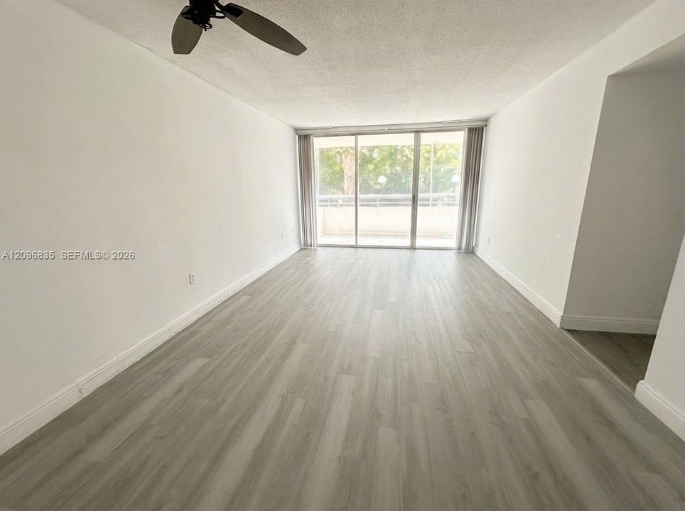 For Sale: $330,000 (1 beds, 1 baths, 883 Square Feet)