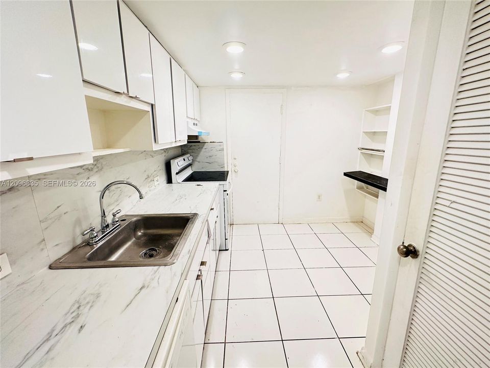 For Sale: $330,000 (1 beds, 1 baths, 883 Square Feet)