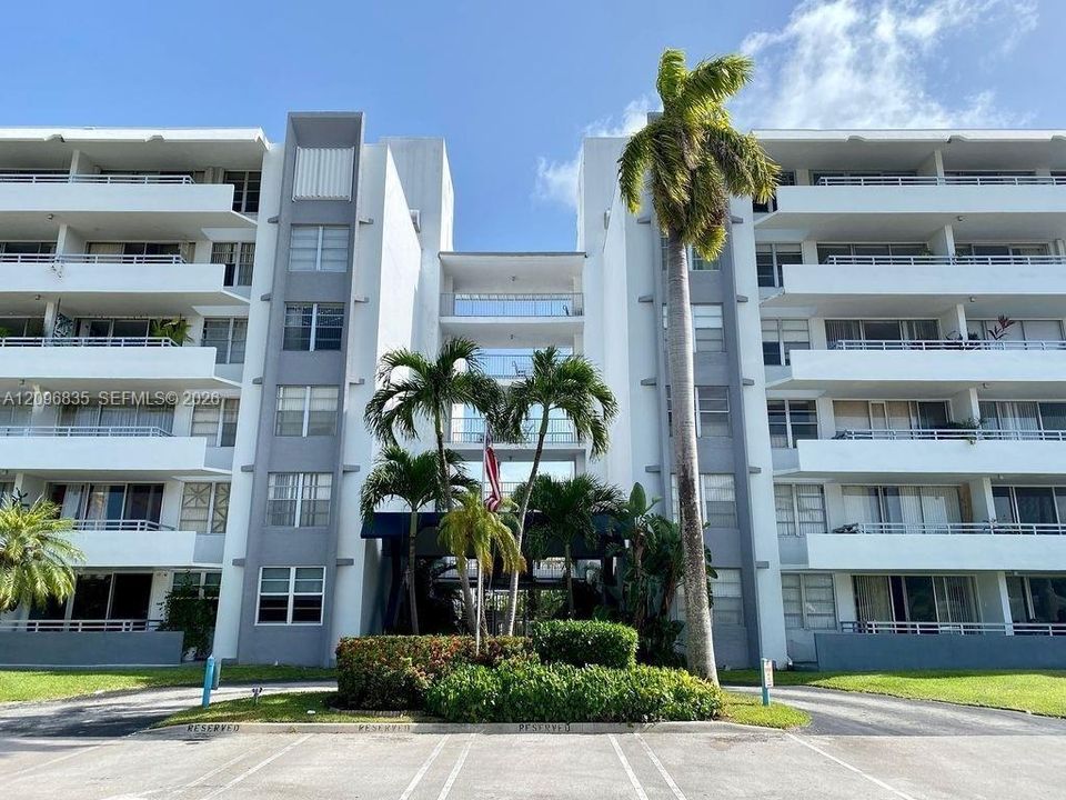 For Sale: $330,000 (1 beds, 1 baths, 883 Square Feet)