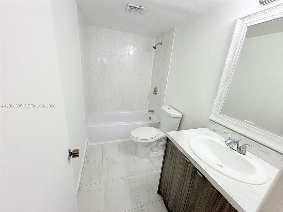 For Sale: $330,000 (1 beds, 1 baths, 883 Square Feet)