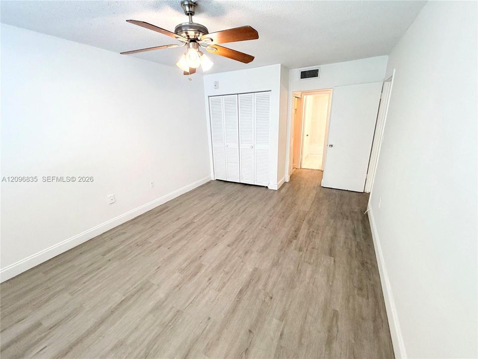 For Sale: $330,000 (1 beds, 1 baths, 883 Square Feet)