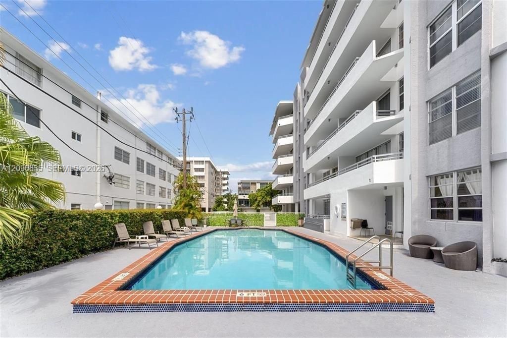 For Sale: $330,000 (1 beds, 1 baths, 883 Square Feet)