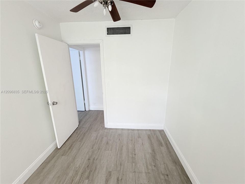 For Sale: $330,000 (1 beds, 1 baths, 883 Square Feet)