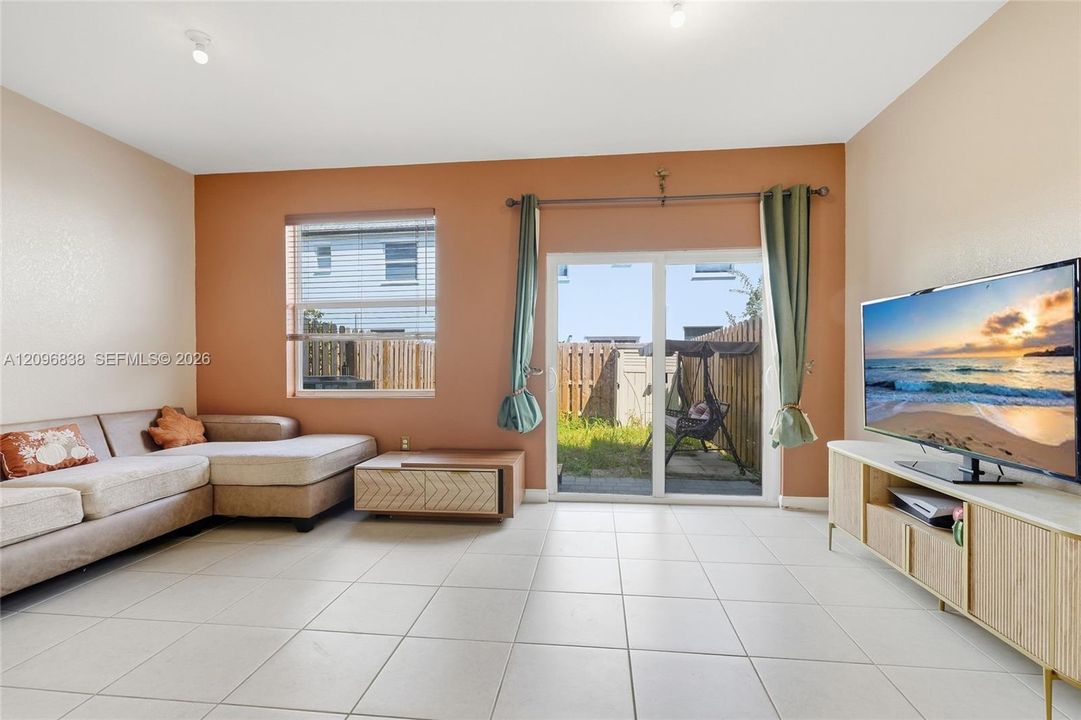 В аренду: $2,400 (3 спален, 2 ванн, 1393 Квадратных фут)
