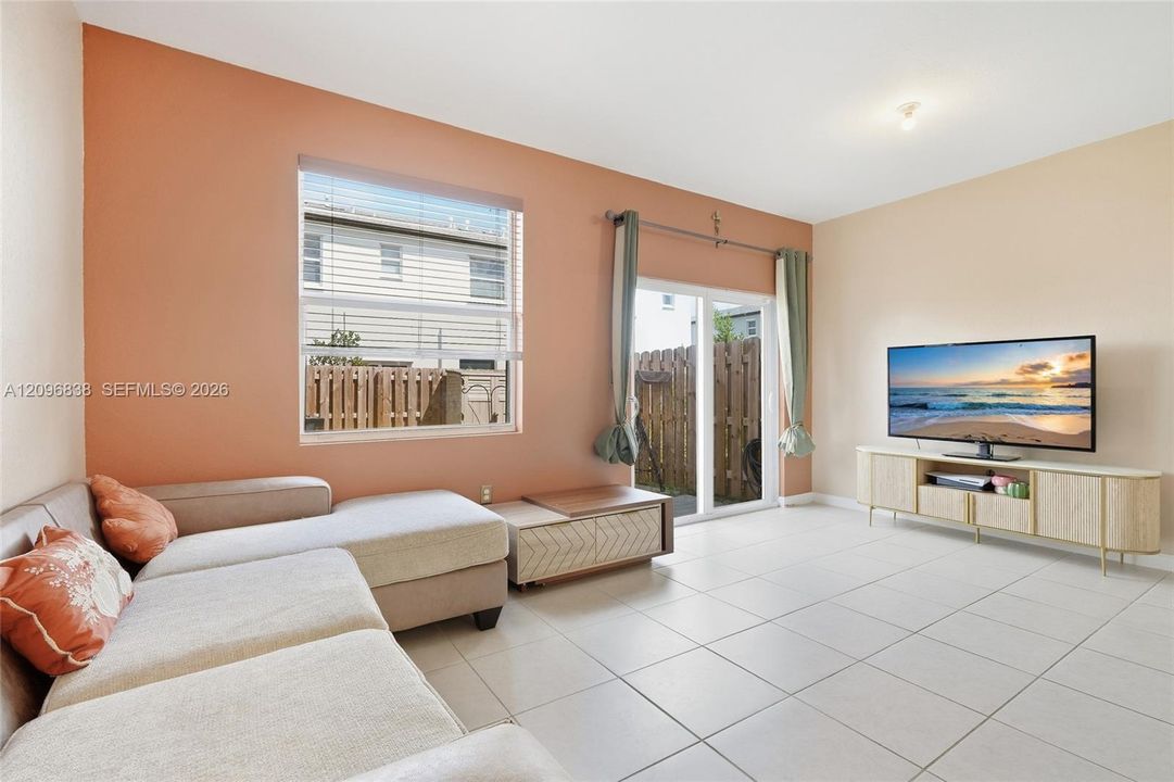 В аренду: $2,400 (3 спален, 2 ванн, 1393 Квадратных фут)