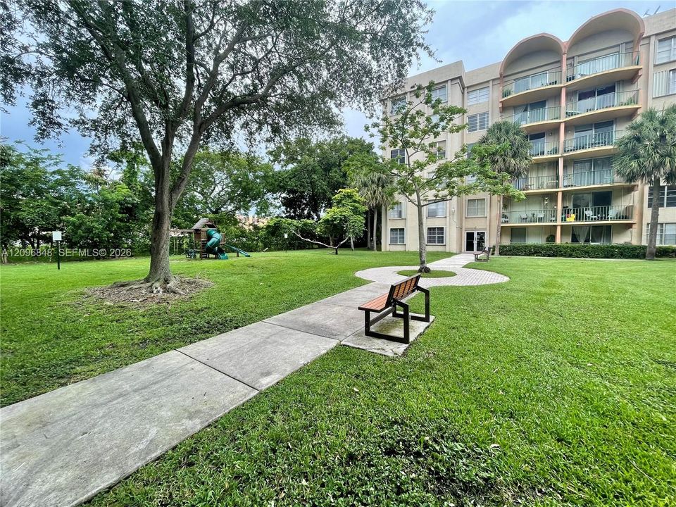 For Rent: $1,950 (1 beds, 1 baths, 690 Square Feet)