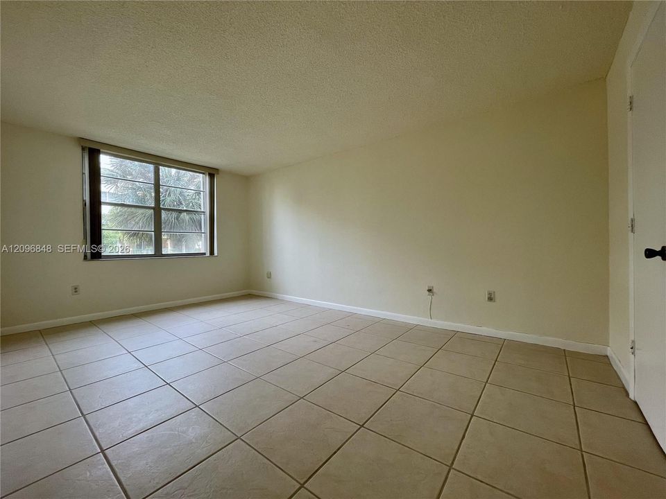 For Rent: $1,950 (1 beds, 1 baths, 690 Square Feet)