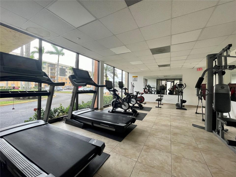 For Rent: $1,950 (1 beds, 1 baths, 690 Square Feet)