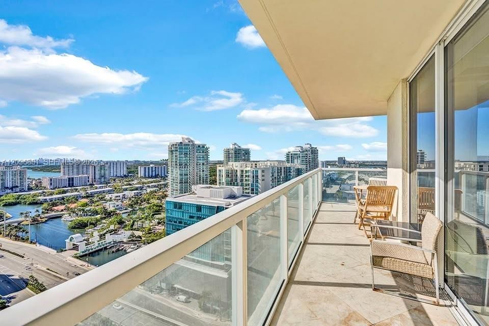 For Rent: $5,999 (2 beds, 2 baths, 1423 Square Feet)