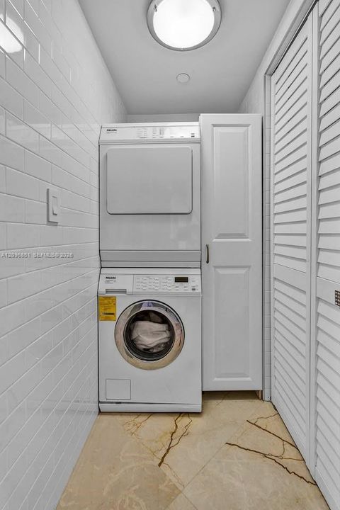 For Rent: $5,999 (2 beds, 2 baths, 1423 Square Feet)