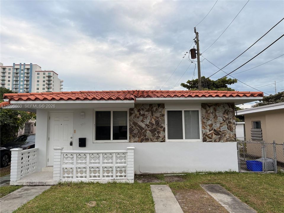 Recently Rented: $2,400 (2 beds, 1 baths, 1000 Square Feet)
