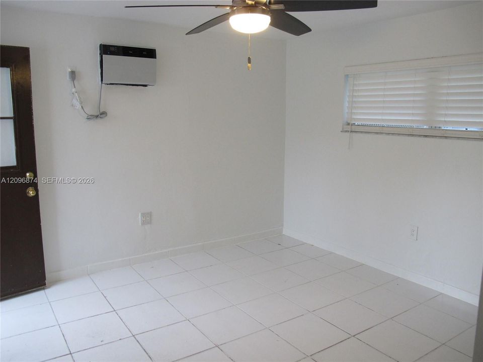 For Rent: $1,300 (0 beds, 1 baths, 2902 Square Feet)