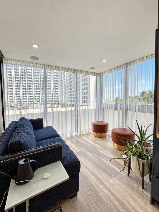 For Sale: $650,000 (1 beds, 1 baths, 1190 Square Feet)