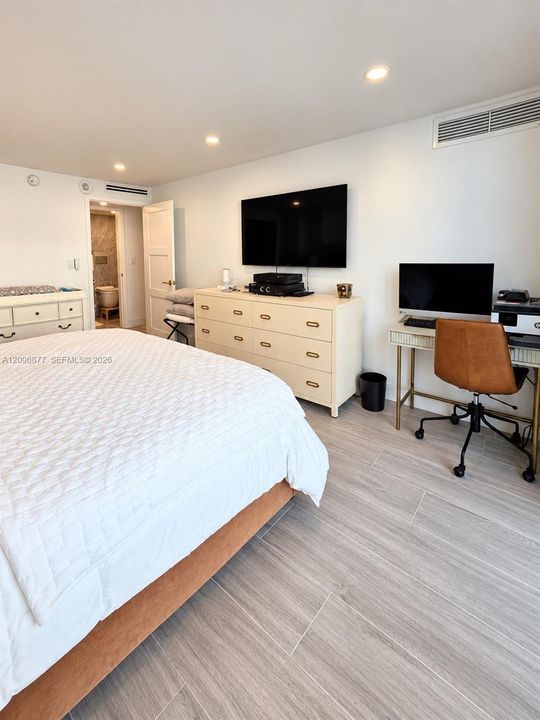 For Sale: $650,000 (1 beds, 1 baths, 1190 Square Feet)