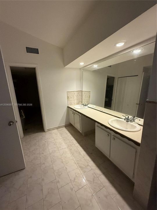 For Sale: $386,000 (2 beds, 2 baths, 2040 Square Feet)