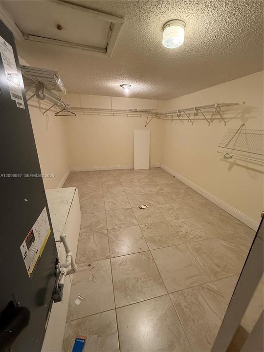 For Sale: $386,000 (2 beds, 2 baths, 2040 Square Feet)