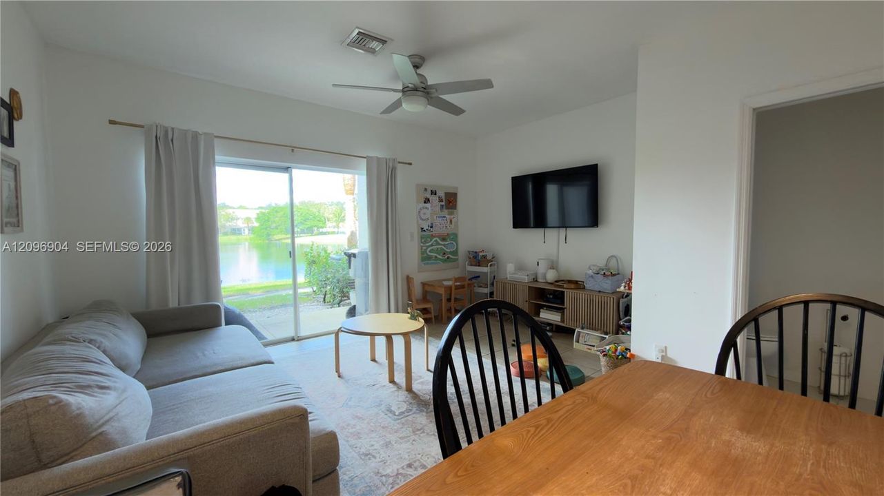 En Venta: $284,999 (2 camas, 2 baños, 1104 Pies cuadrados)