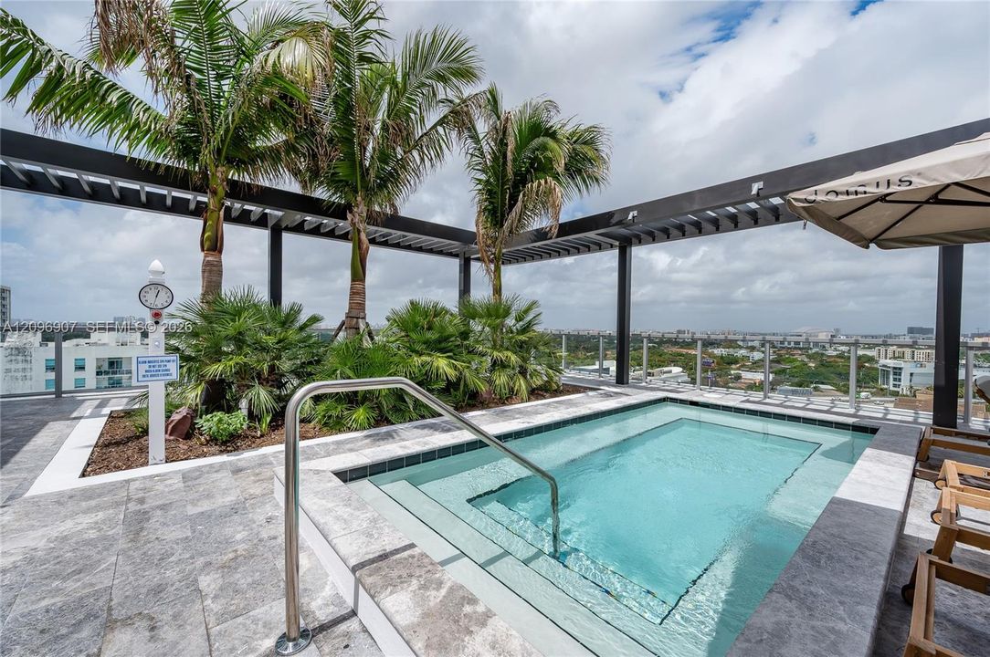 На продажу: $975,000 (2 спален, 2 ванн, 975 Квадратных фут)