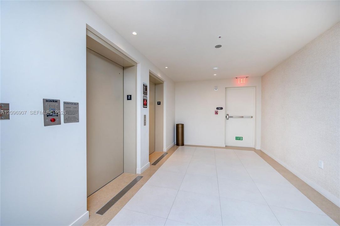 На продажу: $975,000 (2 спален, 2 ванн, 975 Квадратных фут)