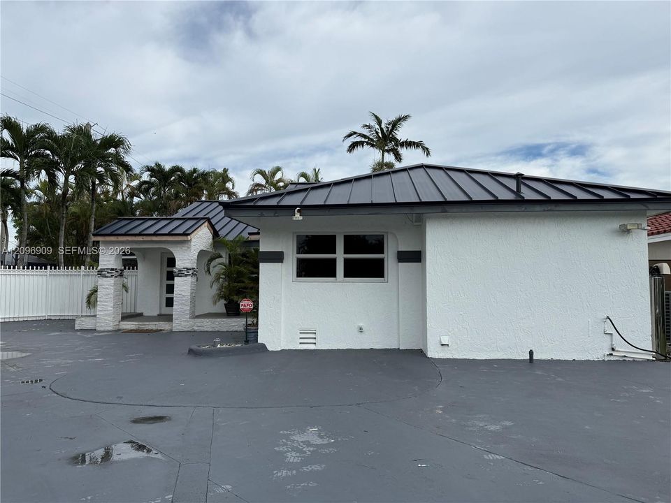 For Sale: $799,000 (3 beds, 2 baths, 1688 Square Feet)