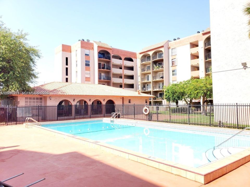 For Rent: $1,950 (1 beds, 1 baths, 756 Square Feet)