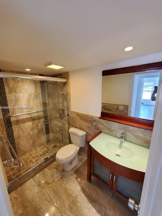 For Rent: $1,950 (1 beds, 1 baths, 756 Square Feet)