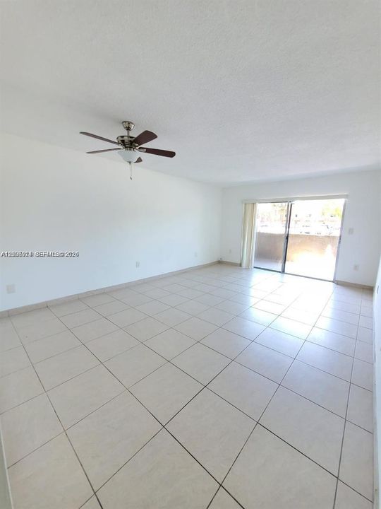 For Rent: $1,950 (1 beds, 1 baths, 756 Square Feet)