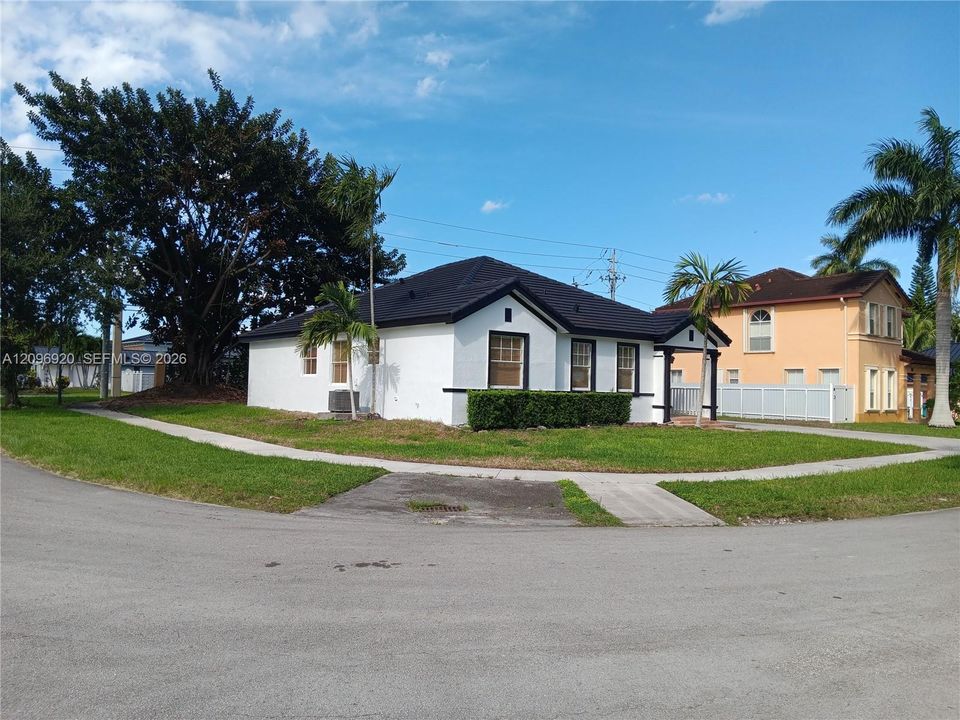 For Sale: $725,000 (4 beds, 2 baths, 1797 Square Feet)