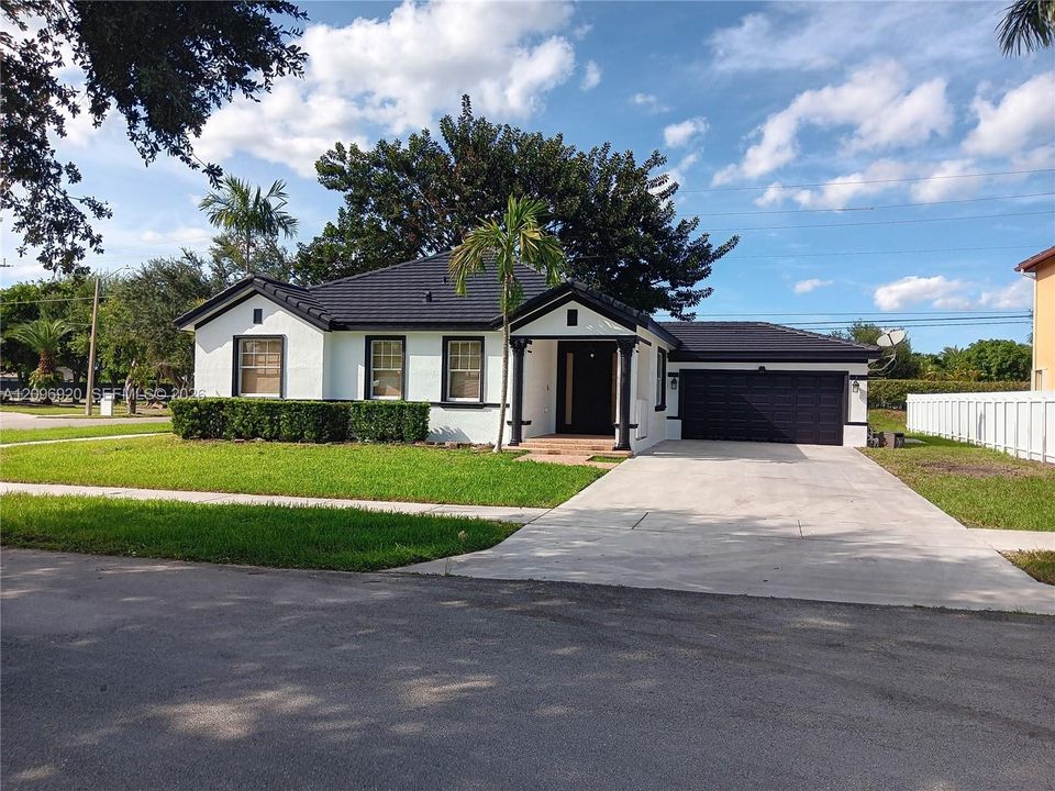 For Sale: $725,000 (4 beds, 2 baths, 1797 Square Feet)