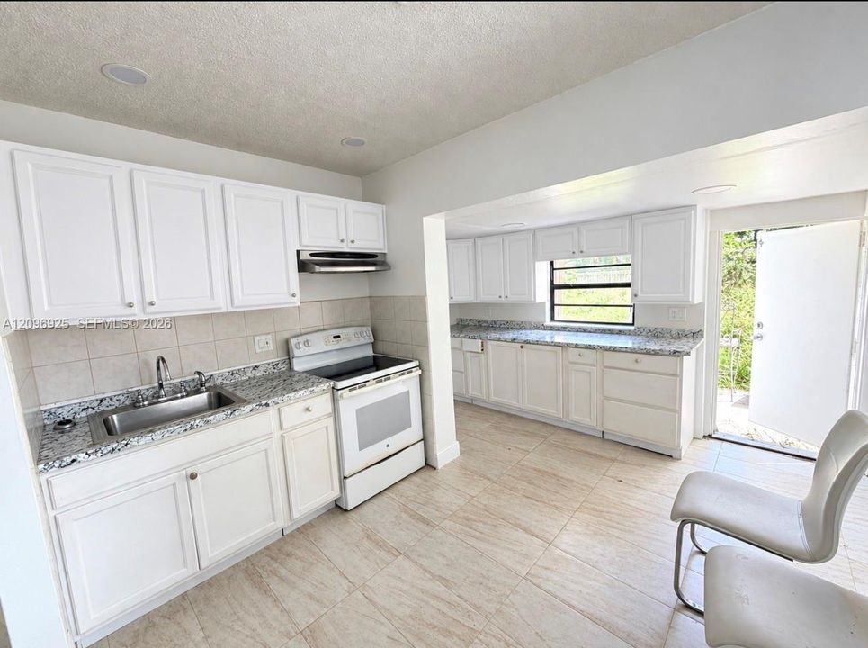 For Rent: $2,500 (2 beds, 2 baths, 980 Square Feet)
