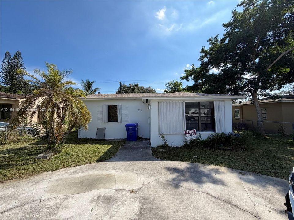 For Rent: $2,500 (2 beds, 2 baths, 980 Square Feet)