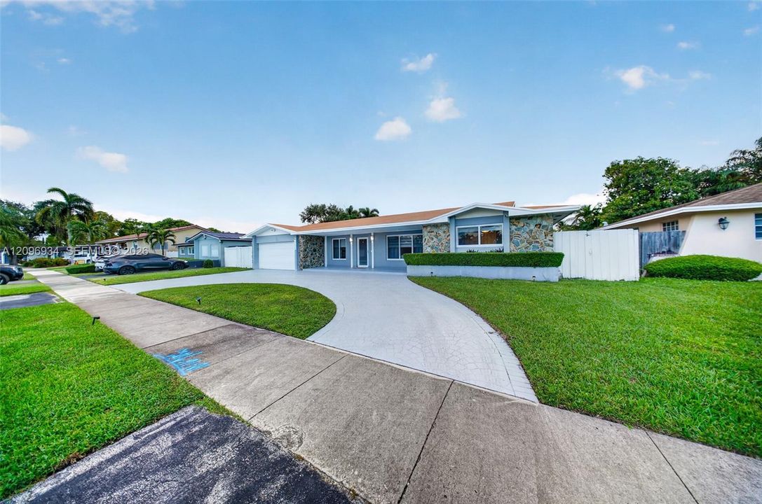 For Sale: $779,900 (4 beds, 2 baths, 1933 Square Feet)
