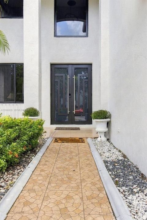 For Sale: $1,200,000 (6 beds, 4 baths, 3170 Square Feet)
