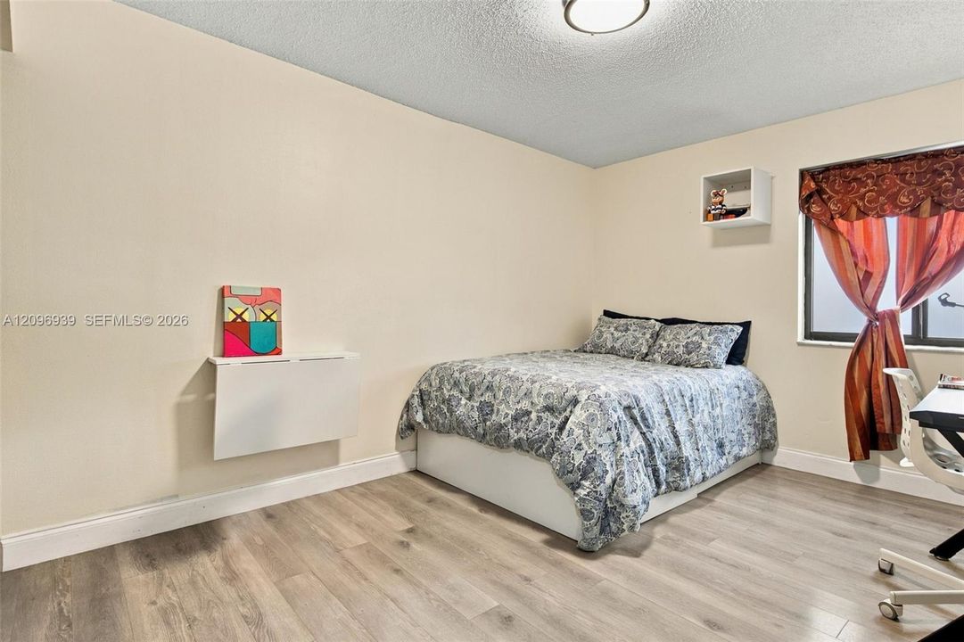 For Sale: $1,200,000 (6 beds, 4 baths, 3170 Square Feet)