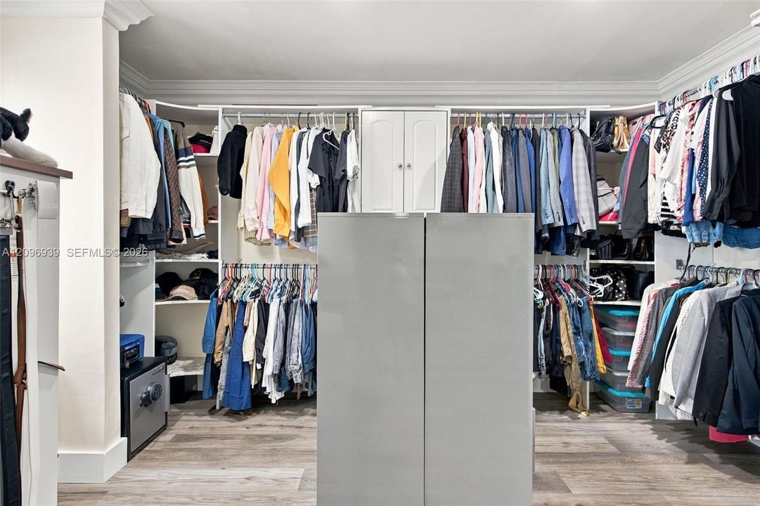 For Sale: $1,200,000 (6 beds, 4 baths, 3170 Square Feet)