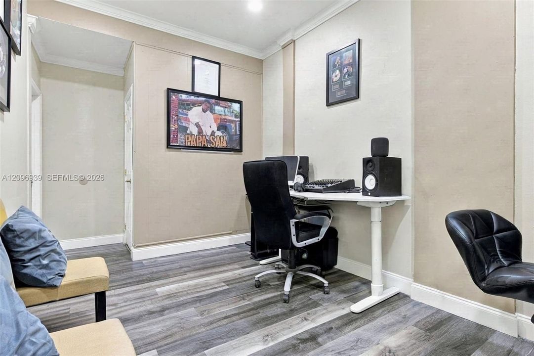 For Sale: $1,200,000 (6 beds, 4 baths, 3170 Square Feet)