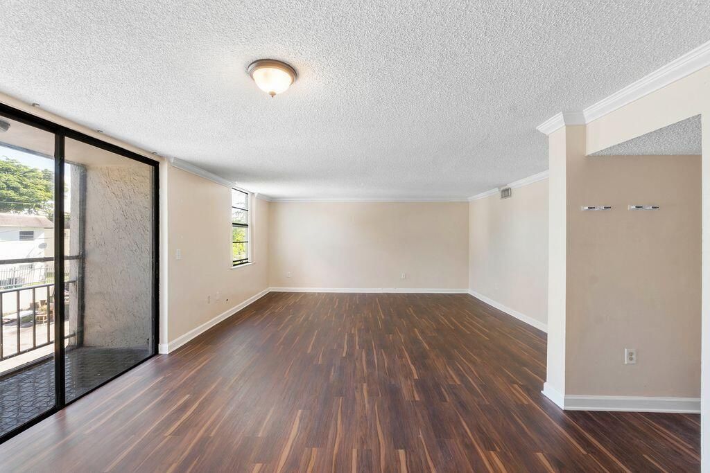 LIVING ROOM LAUDERHILL