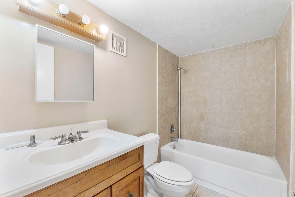 LAUDERHILL BATHROOM 2