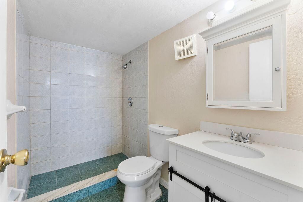 LAUDERHILL BATHROOM