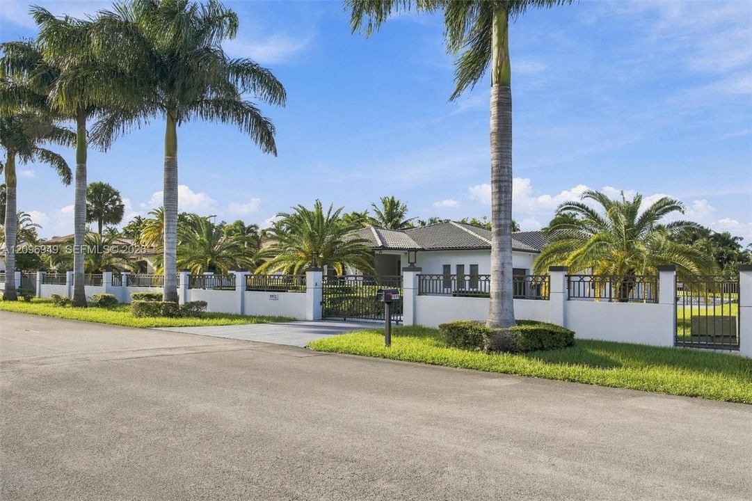 For Sale: $3,400,000 (4 beds, 4 baths, 3332 Square Feet)