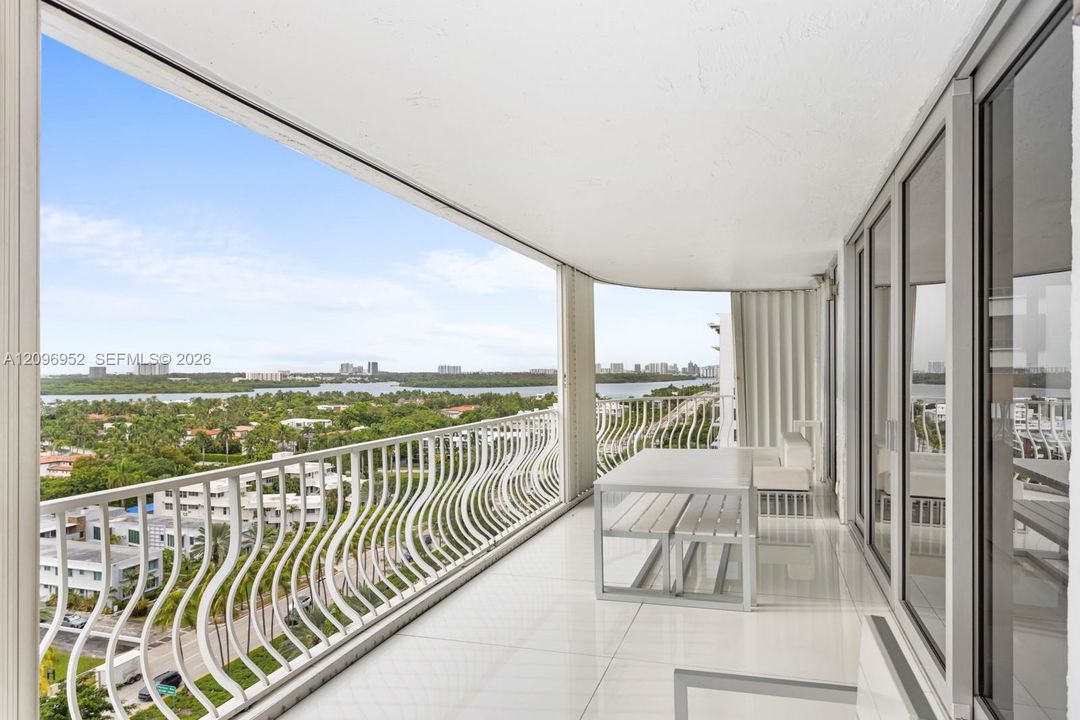 For Sale: $4,690,000 (5 beds, 5 baths, 3300 Square Feet)