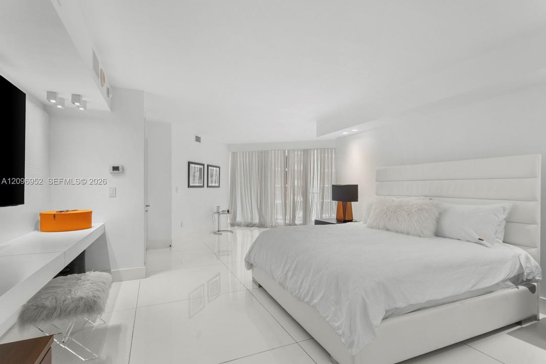 For Sale: $4,690,000 (5 beds, 5 baths, 3300 Square Feet)