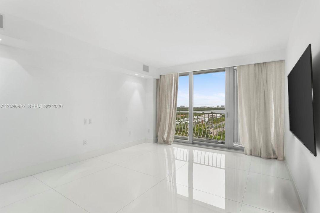 For Sale: $4,690,000 (5 beds, 5 baths, 3300 Square Feet)