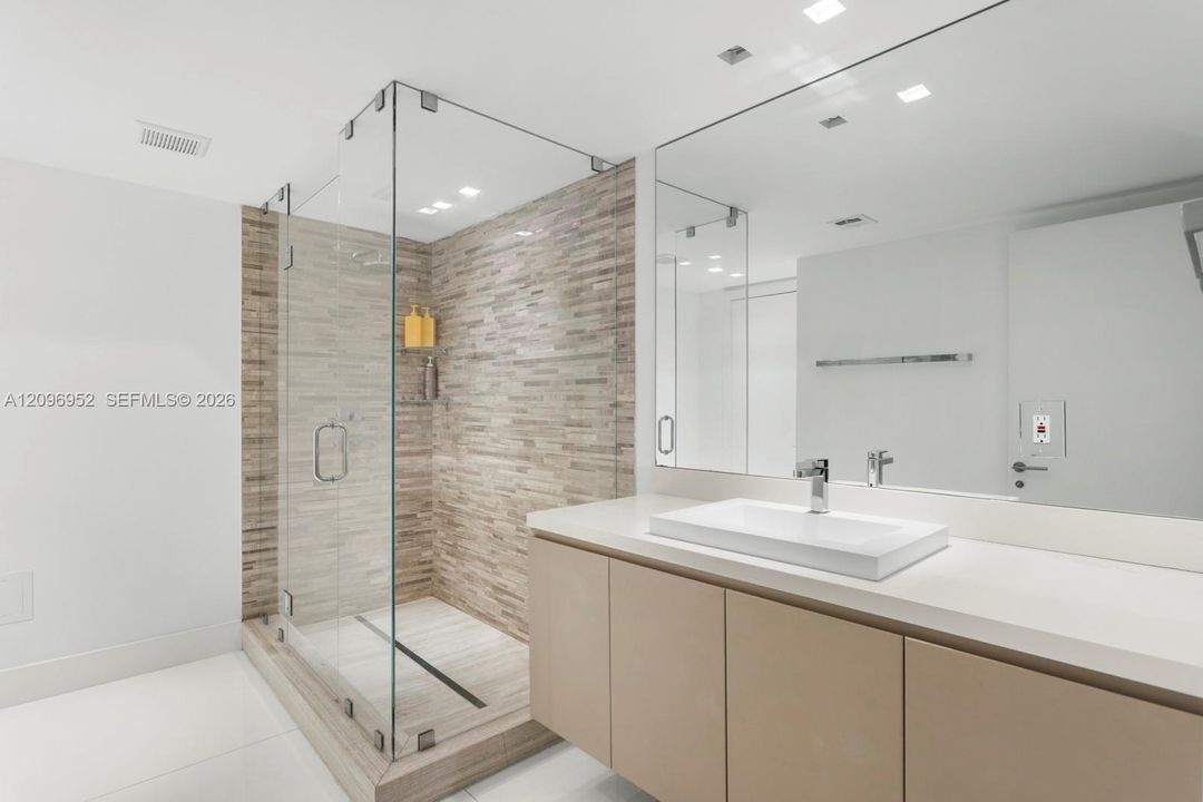 For Sale: $4,690,000 (5 beds, 5 baths, 3300 Square Feet)
