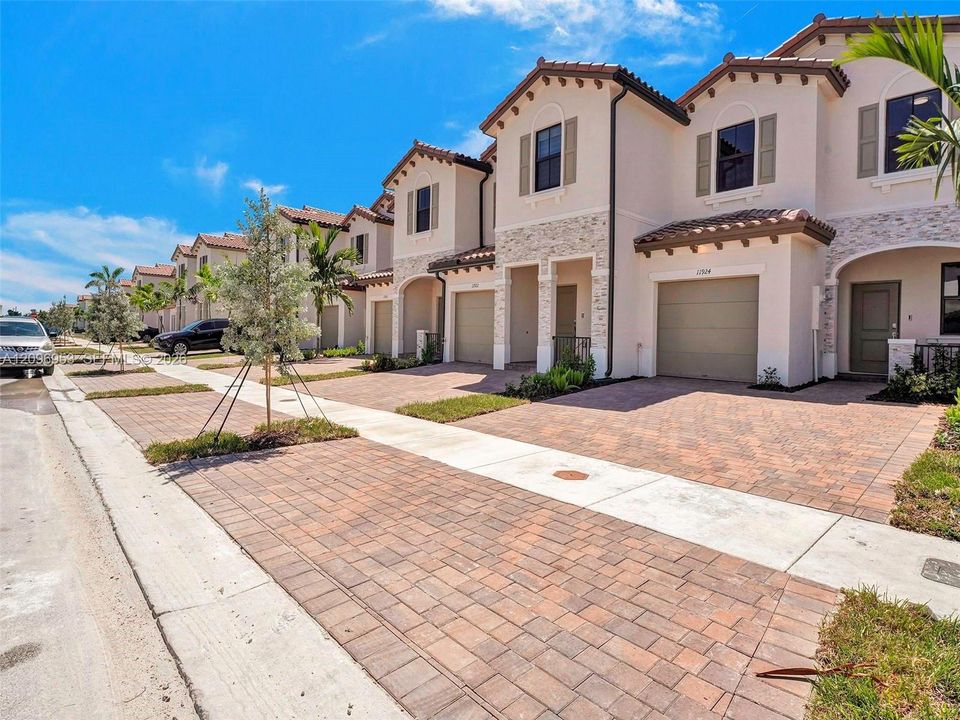 For Rent: $2,900 (3 beds, 2 baths, 1442 Square Feet)