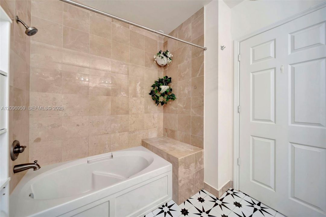 For Sale: $335,000 (2 beds, 2 baths, 1065 Square Feet)