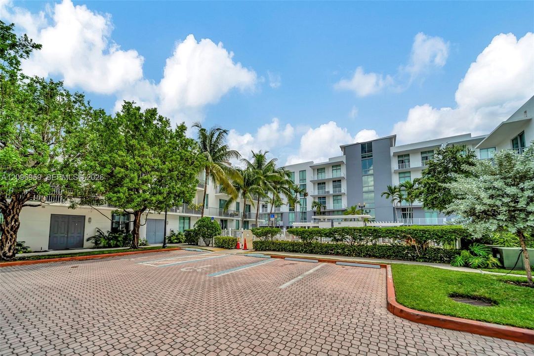 For Sale: $335,000 (2 beds, 2 baths, 1065 Square Feet)