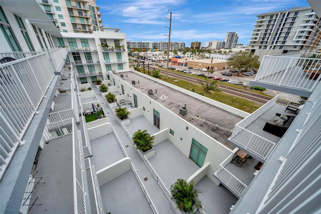 For Sale: $335,000 (2 beds, 2 baths, 1065 Square Feet)